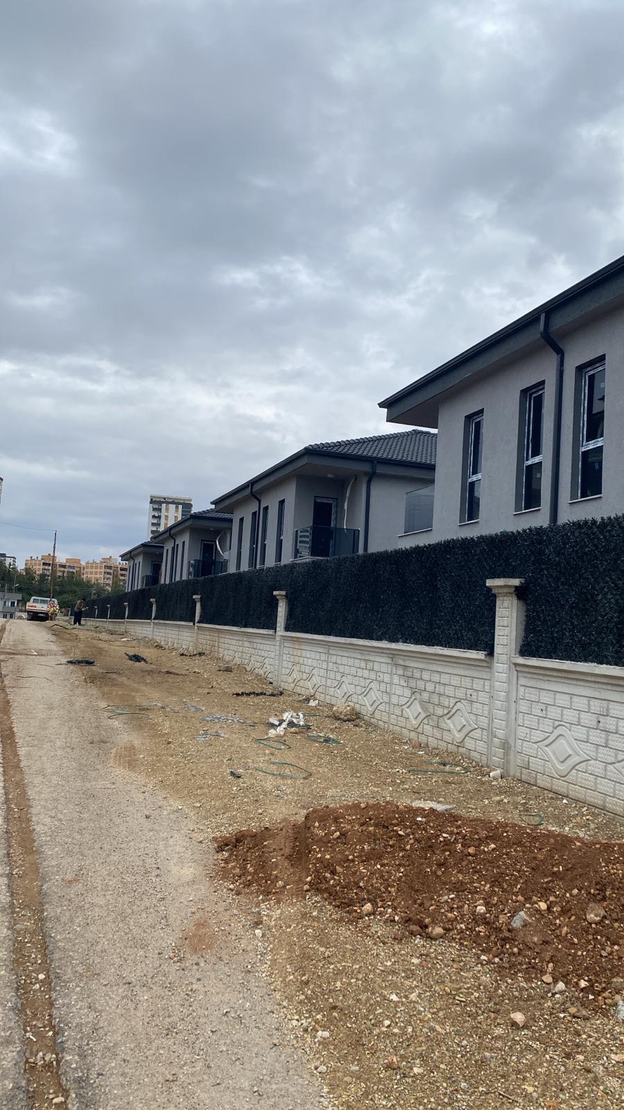 Villa ve müstakil evler için mahremiyet sağlayan suni çim çit kaplama çalışması #21