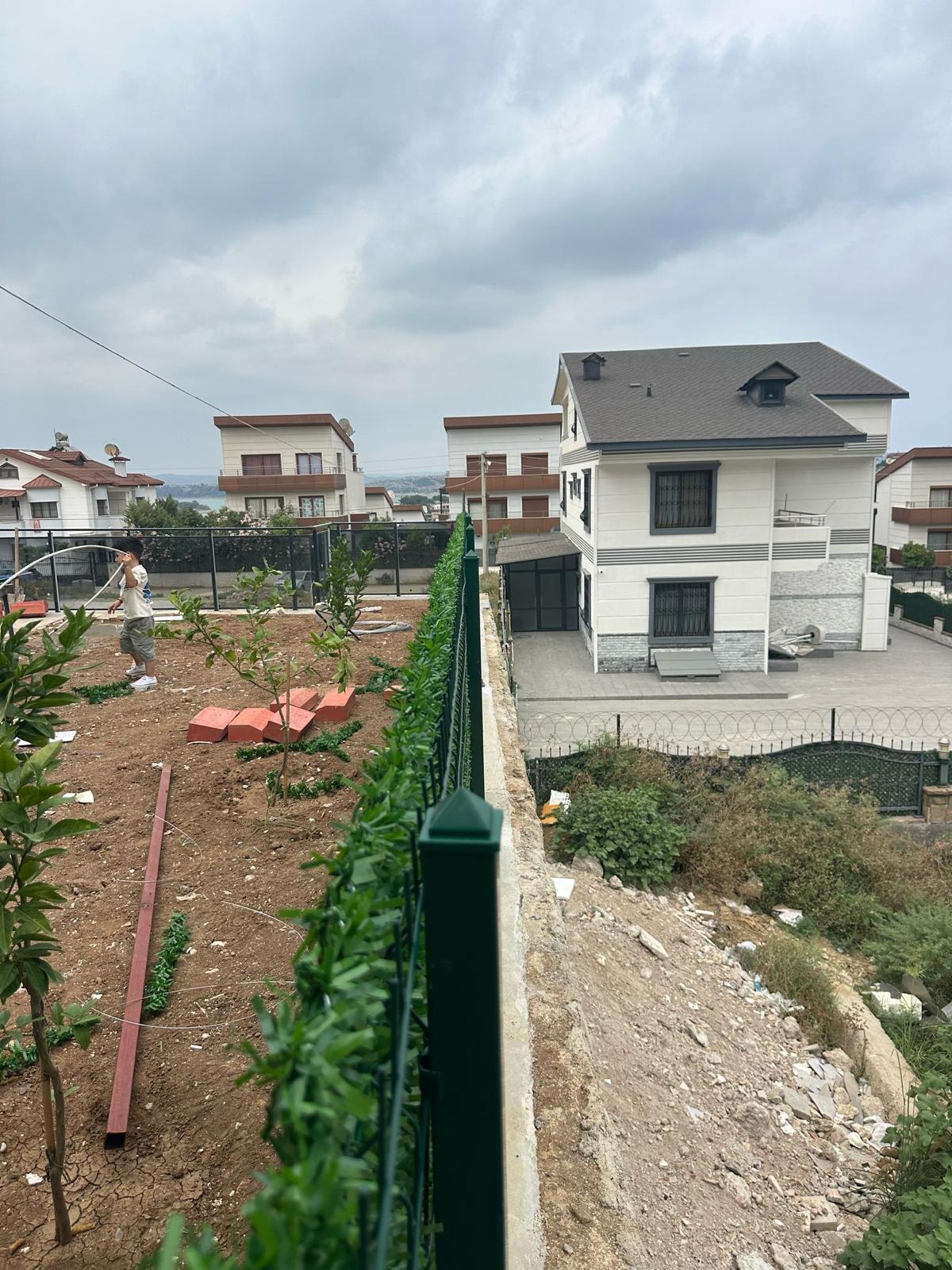 Villa ve müstakil evler için mahremiyet sağlayan suni çim çit kaplama çalışması #27