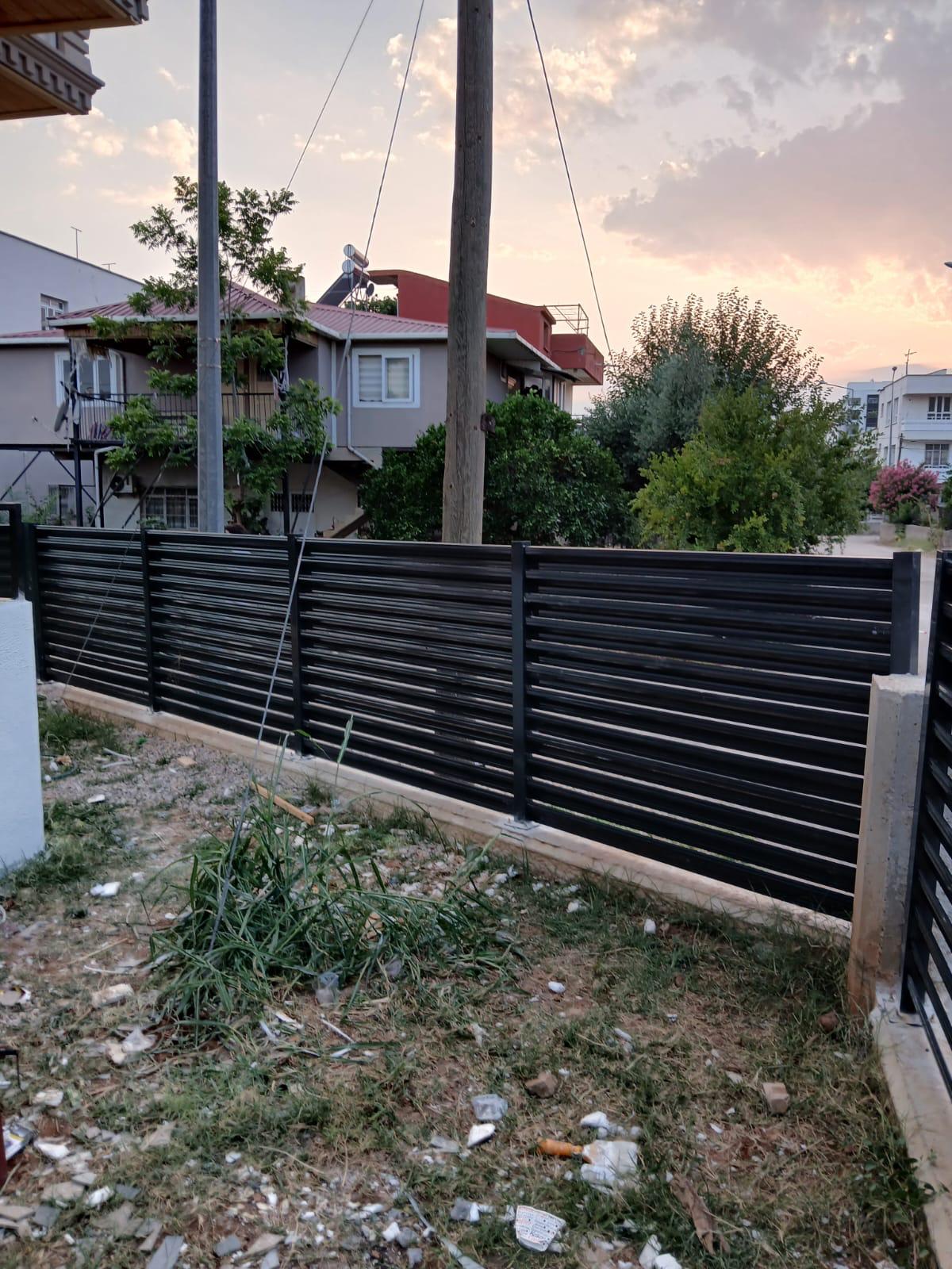 Yüksek güvenlik gerektiren alanlar için helezon ve düzlemsel jiletli tel montajı #31