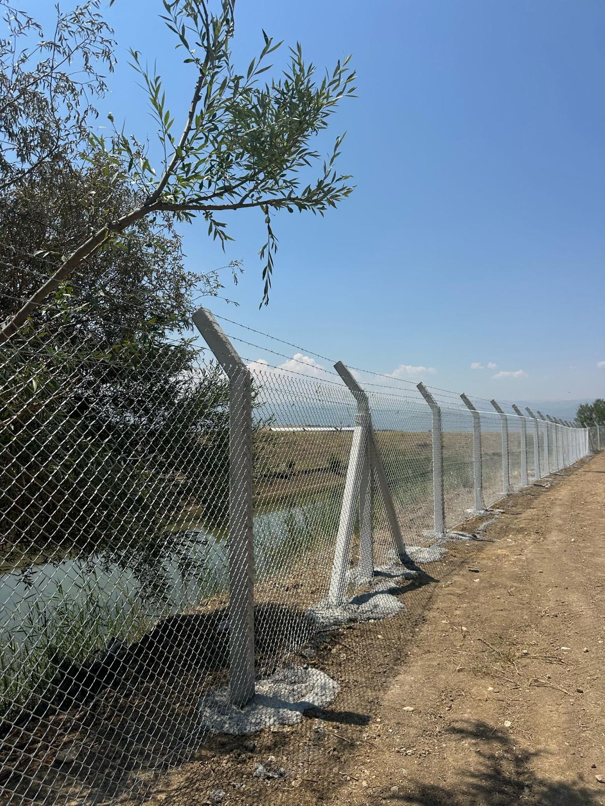 Adana Yüreğir sanayi bölgesi tesis sınırları için üretilen galvanizli sürgülü bahçe kapısı projesi