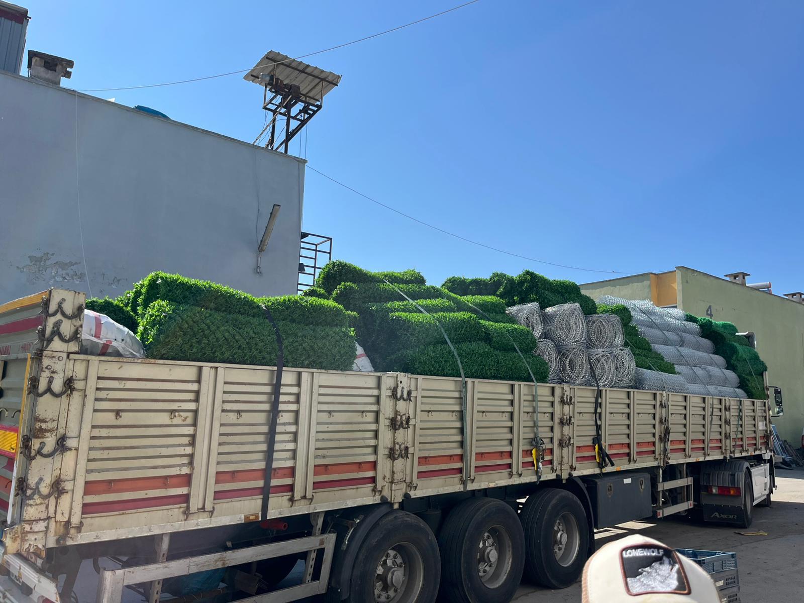Adana Çukurova elit villa projesinde peyzaja uyumlu antrasit gri dekoratif panel çit montajı